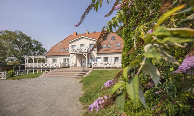 Bergen auf Ruegen Apartamento | Ruhig und idyllische Lage, strandnah, gratis Nutzung vom AHOI Erlebnisbad und Sauna in Sellin - Gutshaus Silvitz FeWo 02