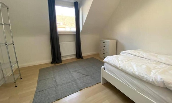 Zollstock Apartamento | Ruhiges DG 6 P. Urban Öpnv