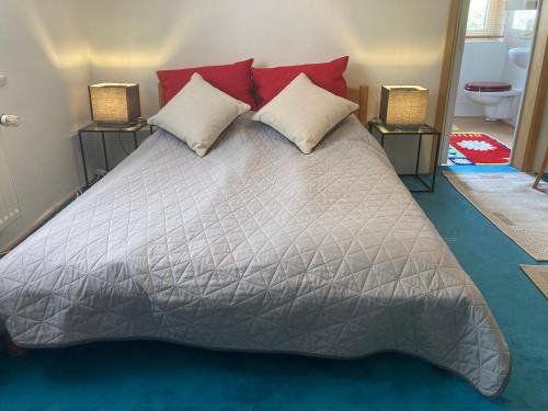 Mittelmeiderich Apartamento | Ruhiges ganzes Apartment 45 m zwei Zimmer Gresses Bad Badewanne Kochnische