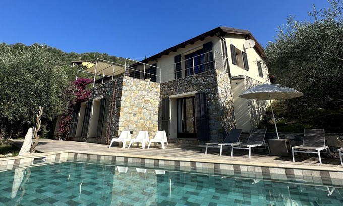 Dolceacqua Villa | Ruime villa met prachtig uitzicht en zwembad