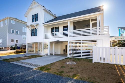 South Nags Head Casa | Rum-DCA 600 ft to Beach with Hot Tub and Backyard