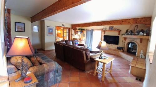 Red River Casa | Running Bear River Lodge - Pet Friendly - On The River - Grill - WiFi - Cable - Washer - Dryer - Fireplace