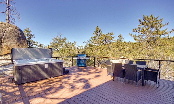 Arrowbear Lake Cabina | Running Springs Cabin w/ Spacious Deck + Hot Tub!