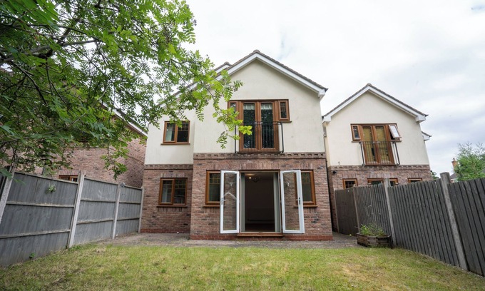 Marston Green Casa | Runway House - 5BR + Balcony + 3 Bathroom near HS2 JLR NEC