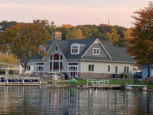 Fenton Casa | Runyan Lake House/4 Private Suites - Sleeps 13