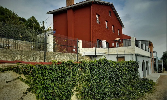 Borja Casa | Casa rural para familias con piscina y barbacoa