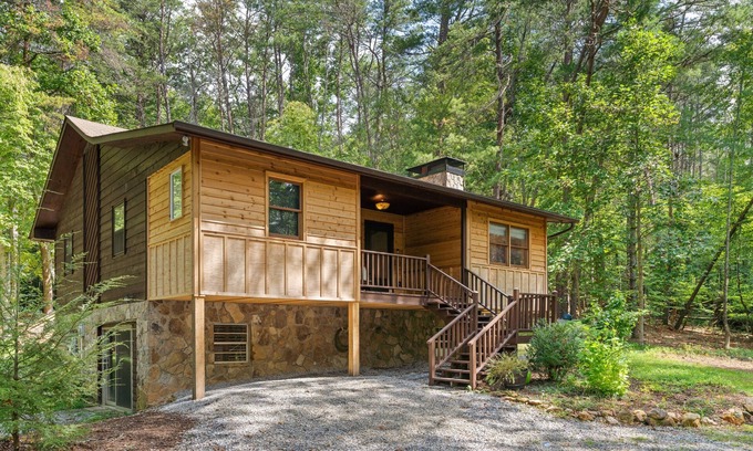 Blairsville Cabina | Rural cabin in wooded lot with firepit, fireplace, grill, wraparound deck, W/D