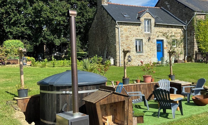 Plouguenast Cabaña | Rural country cottage with hot tub in the tranquil Breton countryside