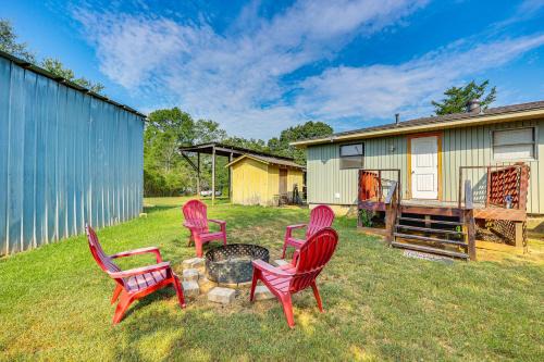 Royal Casa | Rural Escape Near Lake Ouachita with Gas Grill!