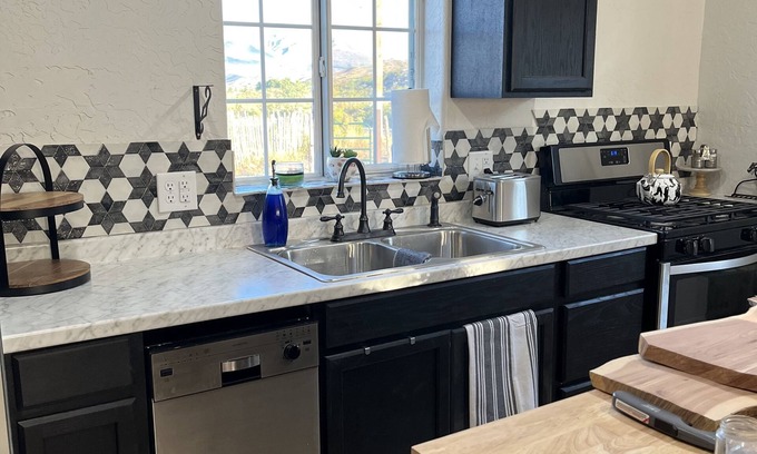 Derry Otro | Rural farmhouse minutes from Caballo Lake!