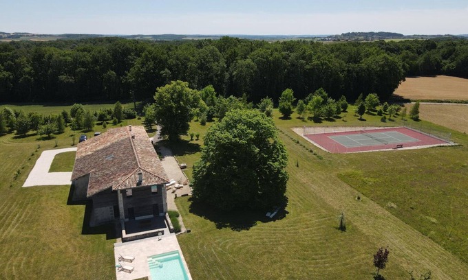 Magnac-Lavalette-Villars Cabaña | Casa rural con piscina, tenis privado y WIFI