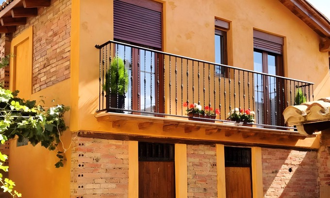 Cuzcurrita de Río Tirón Casa | Casa rural 'La Viña 3' con terraza compartida, jardín compartido y Wi-Fi