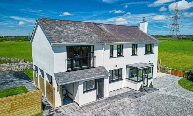 Llangefni Casa | Rural Hideaway with Hot Tub, Orchard & Games Room