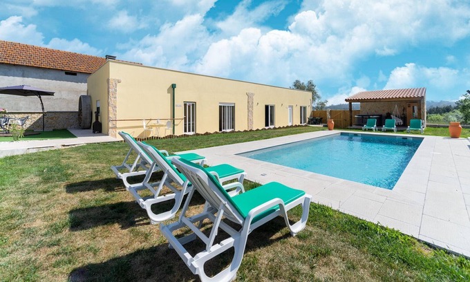 Camparca Casa | Casa rural de vacaciones en Netos-Almagreira con piscina