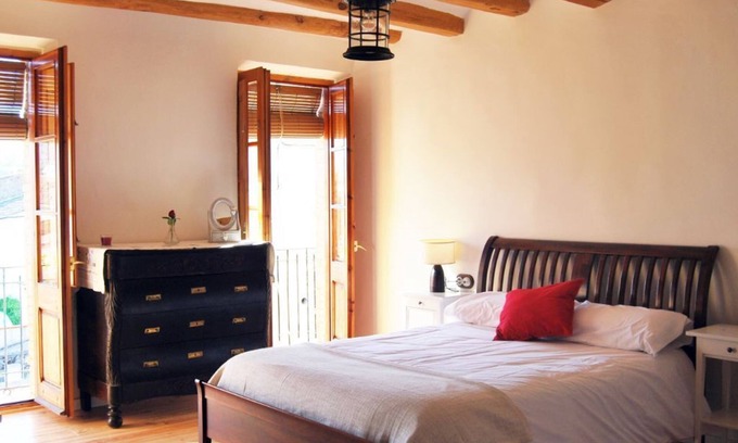 Mediona Casa | Casa rural con patio y barbacoa. Ideal famílias y mascotas. A 1h de Barcelona