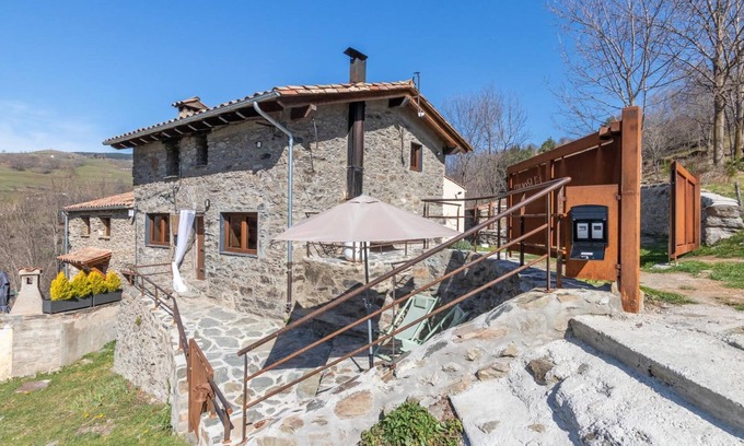 Mollo Casa | Casa Rural 'El Roure' con vistas a la montaña, piscina privada y Wi-Fi