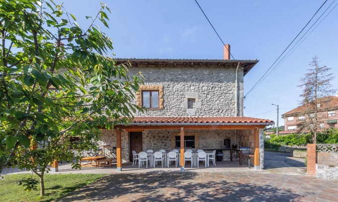 Solorzano Casa | Casa Rural 'Trasmiera' con Terraza Privada, Jardín Privado y Wi-Fi