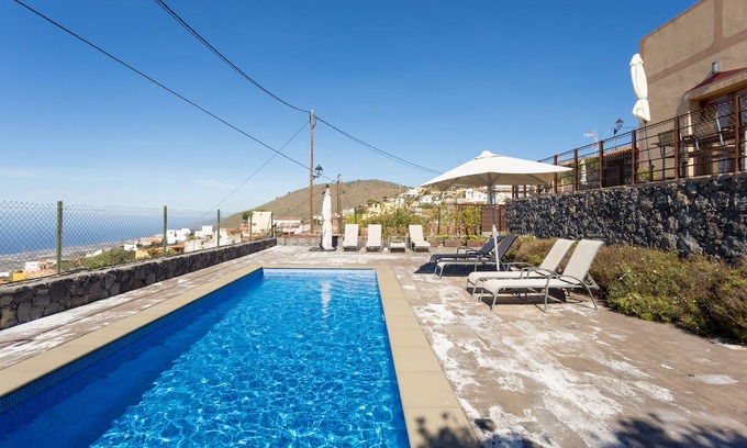 Guía de Isora Cabaña | Casa rural con maravillosas vistas a tres islas canarias y puesta de sol especta