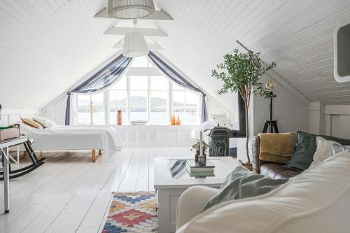 Nasviken Casa | Rural House With Panoramic View Over Lake Hansa