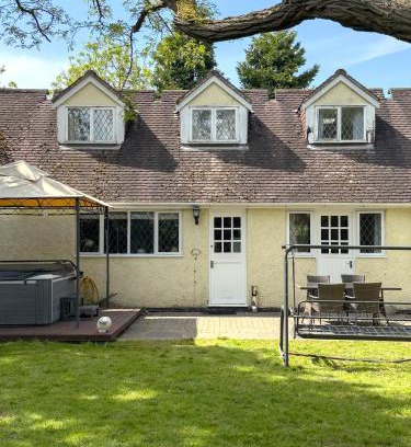 Fifield Casa | Rural Lodge stay In Windsor! Hot Tub! Sleeps 20