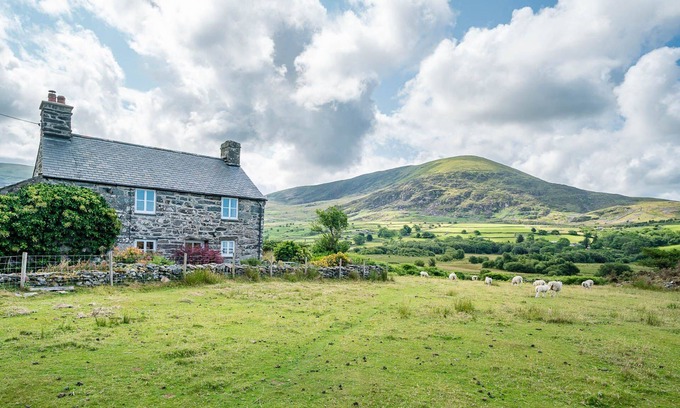 Llanbedr Cabaña | Rural retreat in the mountains with far reaching views | Pwll-Y-March