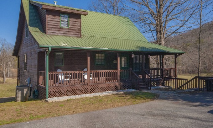 Young Harris Cabina | Rushing Waters Cabin in Young Harris Ga. Internet, fire pit and hot tub