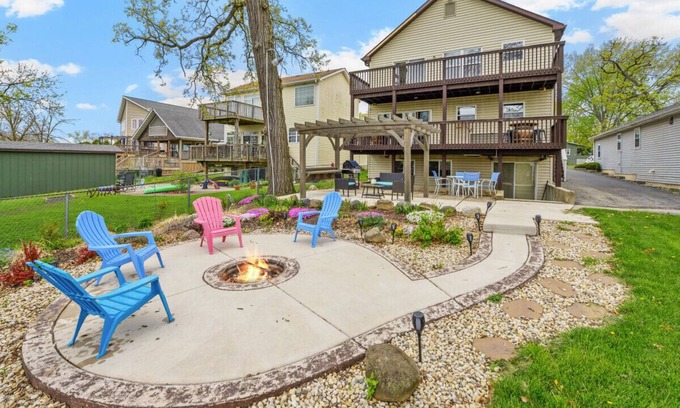 Fox Lake Casa | Rushmore Retreat Getaway