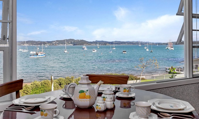 Russell Casa | RUSSELL BEACHFRONT HOME - CLOSE TO TOWN AND THE WATER. in Russell