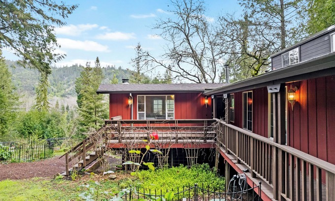 Hacienda Casa | Russian River Retreat with Hot Tub, BBQ, & Deck