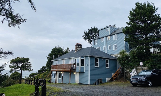 Lincoln City Apartamento | RUSTIC 1 BEDROOM W/FULL KITCHEN, OCEAN VIEW DECK & REAL WOOD BURNING FIRE PLACE