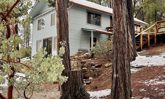Oakhurst Cabina | Rustic 1961 Cabin by Yosemite with private access to Lewis Creek Waterfall Trail
