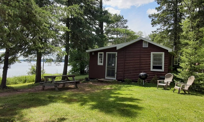 Hayward Cabina | Rustic 2 Bed Lakeside Cabin - boats available