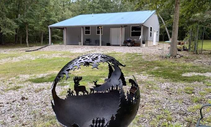 Santa Fe Cabina | Rustic 2-bedroom cabin next to 1000+ acre Conservation area near Mark Twain Lake