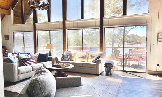 Pell City Casa | Rustic 3 bedroom, 3 bathroom cottage on Logan Martin Lake