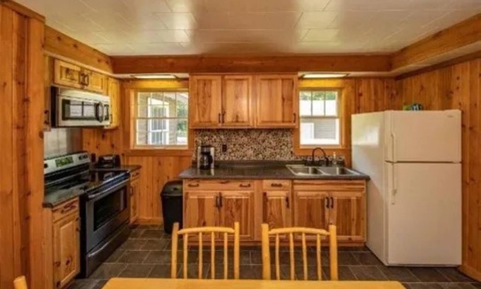 Land O Lakes Cabina | Rustic 3-bedroom Cabin in Forest Lodge on High Lake