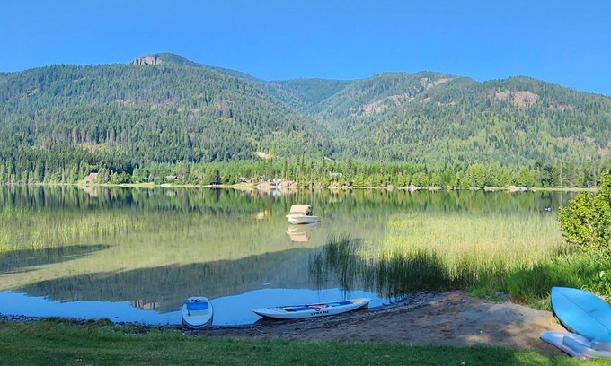 Troy Cabina | Rustic 4-bedroom, lakefront, log cabin on Bull Lake!