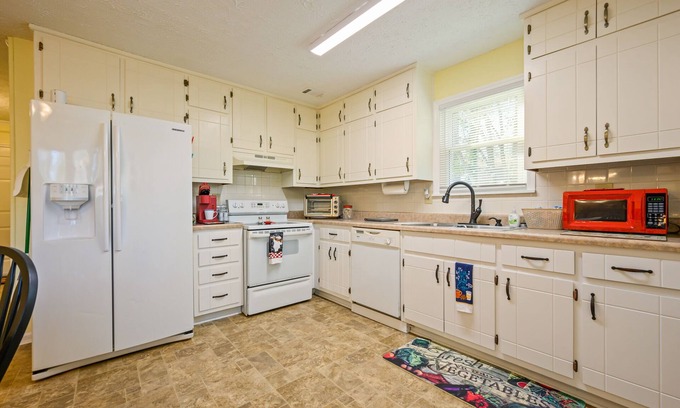 Jonesboro Casa | Rustic 4BR Home In Huge Open Air Space & BKYD Deck
