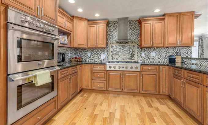 Londonderry Casa | Rustic 6 bedroom 6,500 sf home on 4 acres with hot tub!