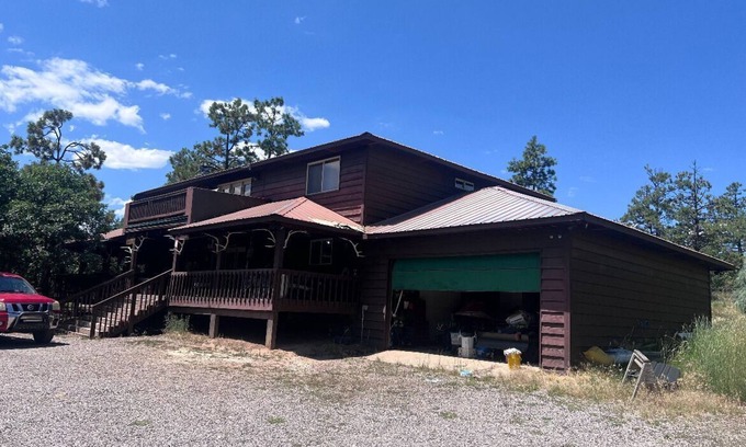 Rutheron Cabina | Rustic 7-BDRM and 3-bath lodge in a gated community in Los Ojos with WiFi access