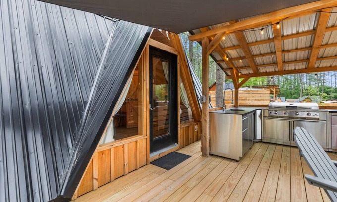 Oxford Cabina | Rustic A-Frame Getaway with Hot Tub