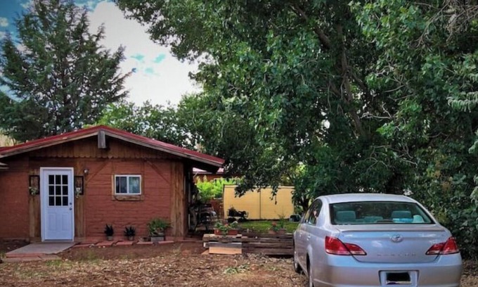Cane Beds Cabaña | Rustic Adobe Walls Cottage, near Zion - fast WIFI