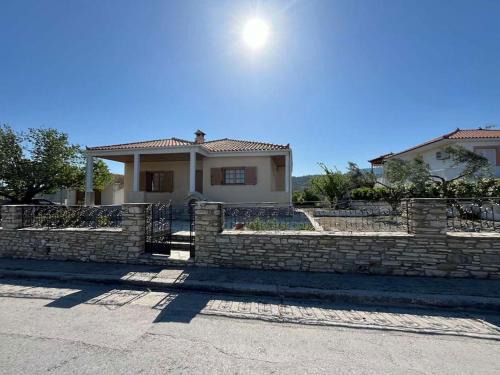 Mitilinii Apartamento | Rustic and Spacious House