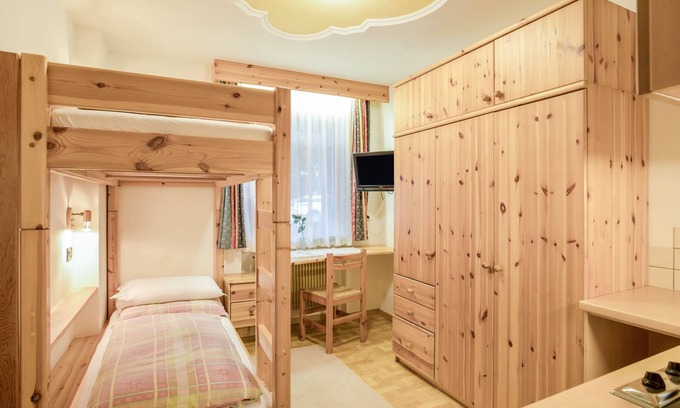Colfosco Apartamento | Rustic Apartment near Ski Areas with Wi-Fi, Garden and Terrace