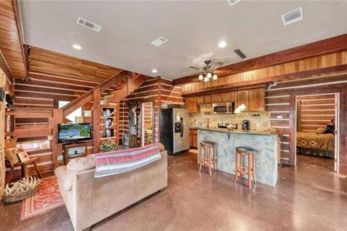 Oatmeal Casa | RUSTIC ARMADILLO CABIN with VIEW BY HIDDEN FALL PARK, Fenced yard for Dogs
