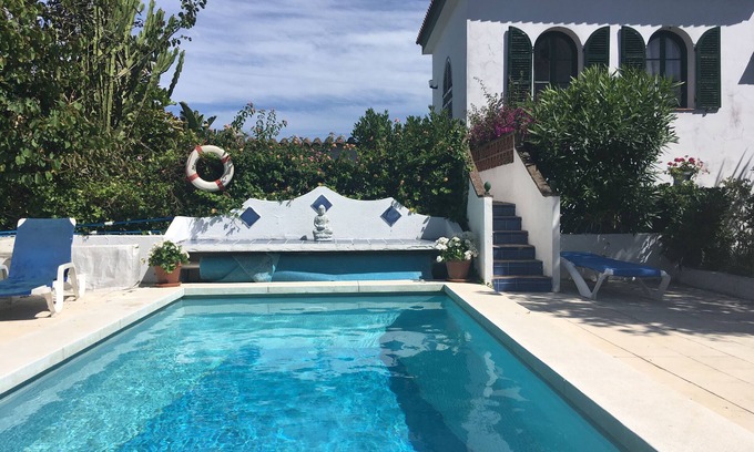 Cabrita Villa | Villa rústica en jardín amurallado en la playa cerca de Tarifa con piscina climatizada. .