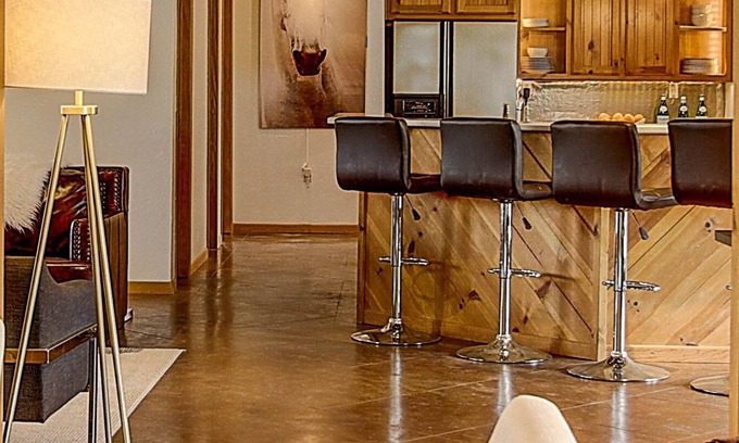 Chico Casa | Cabina exquisitamente designada en Oak Studded Privacy