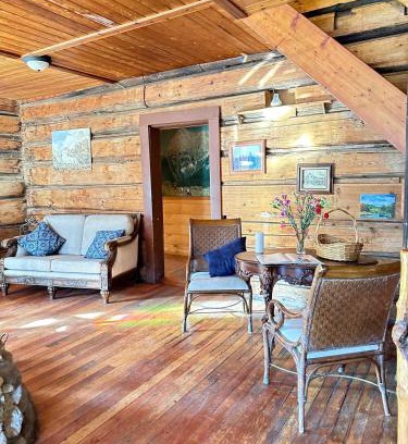 Golden Hotel | Rustic Beaverfoot Lodge Room N4