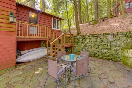 Great Barrington Casa | Rustic Berkshires Cottage at Lake Buel with Kayaks!