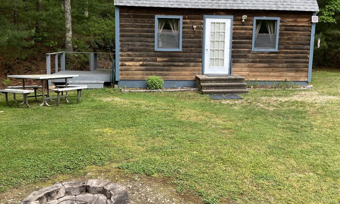 Charlestown Cabina | Log Cabin-Glam Camping