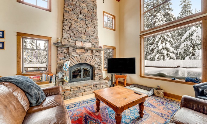 Serene Lakes Cabina | Rustic cabin by the lake & skiing with private sauna & game room - dog-friendly
